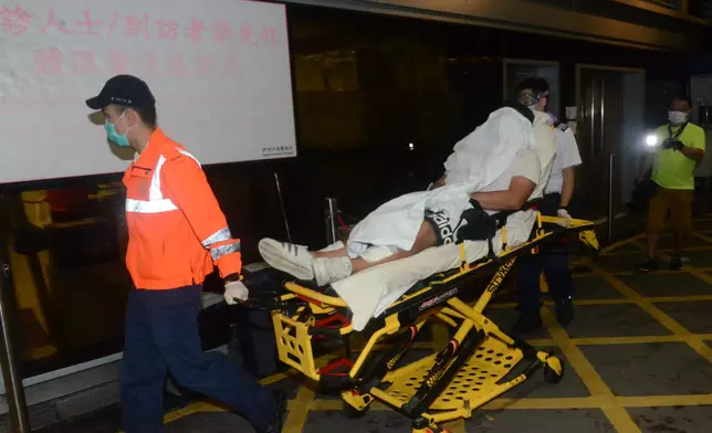 司機連同乘客共5人受輕傷送院。