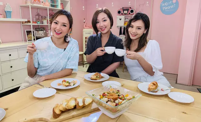 𡃁妹、妹頭和Christy一起主持香港開電視新節目《開間咖啡店》。