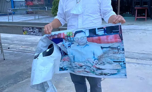 個多月前嘅泰國夜市好冷清，Roger執起被棄置，用他做生招牌嘅流水活蝦食店海報影相。