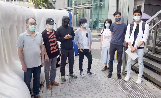 被捕港人的家屬希望香港警方調查事件。