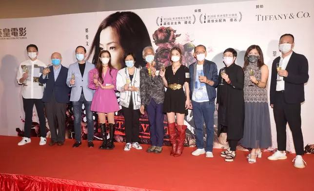 老闆楊受成博士夫婦率台前幕後人員支持電影《聖荷西謀殺案》首映。
