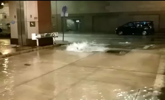 中環交易廣場水浸情況。網上影片截圖