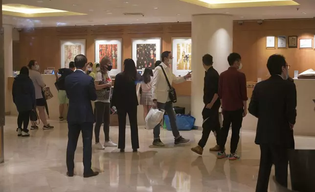 帝苑酒店住客全撤，所有制服男員工送往檢疫中心。