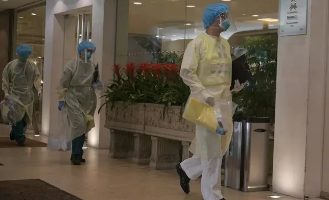 今午1時許，衞生署安排3輛中型旅遊巴到帝苑酒店，接載酒店男員工送往檢疫中心。