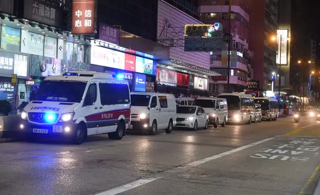 網民晚上號召到旺角集結，多輛警車戒備。