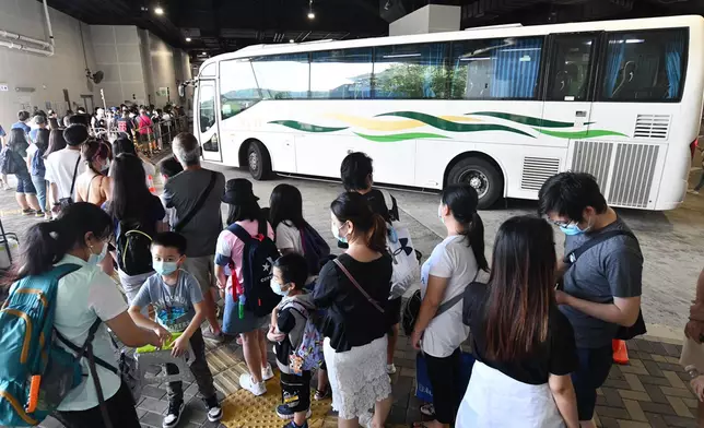 數以百計市民等巴士前往長沙及大澳。