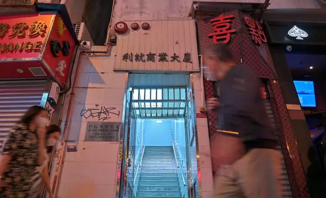 患者潛伏期內曾與幾名朋友到赫德道利就商業大廈的China Secret酒吧消遣。