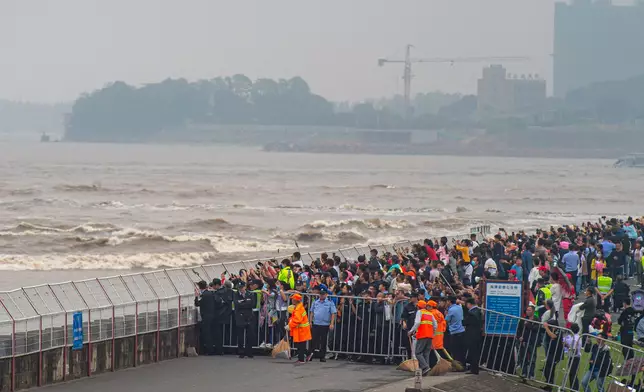 市民紛紛前往錢塘江兩岸觀看潮水。網上圖片