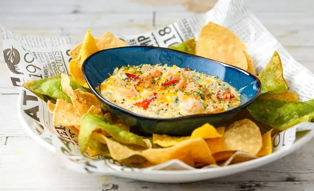 焗龍蝦，大蝦和蟹肉蘸醬配粟米脆片 （HK$98）適合在入秋時享用