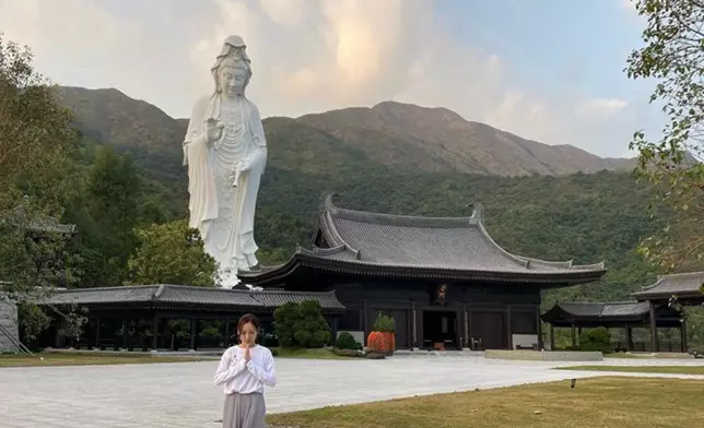 篤信佛學的Jeana，早前跟友人參觀慈山寺。