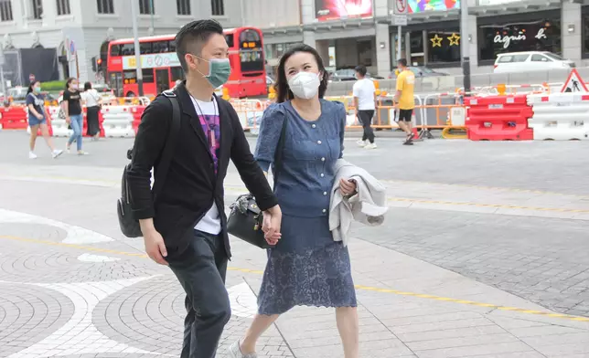 被問到是否造人成功？Sandy即冧滋滋望住老公，笑而不答。