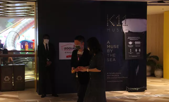 離開時，李博士拎出消毒液為大肚妻清潔雙手。