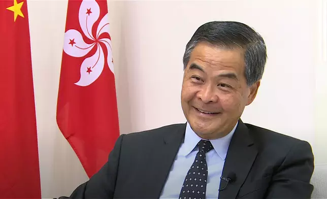 梁振英接受訪問。