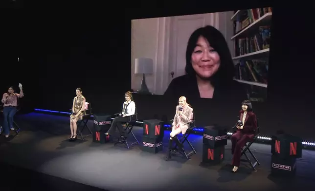 紀錄片記者會現場四位成員與人在紐約的導演Caroline Suh連線（Netflix提供圖片)