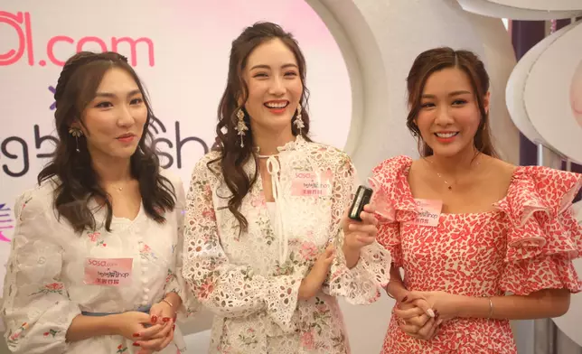 吳紫韻（左）講露乳頭，陳詩欣（右）講離罩，聽到蔡嘉欣只顧笑。