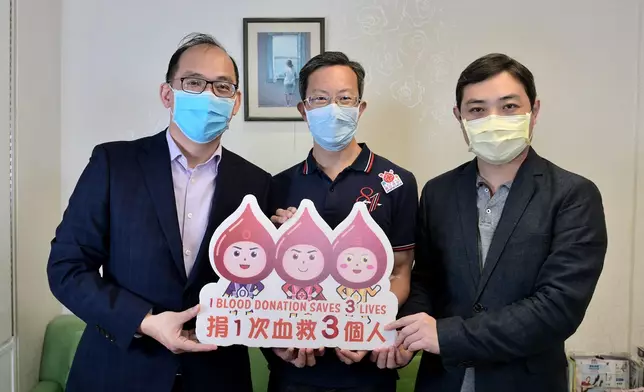 紅十字會總監李卓廣醫生（左），醫護誠信同行主席林𠵍玄醫生（中）及香港優才及專才協會主席駱勇先生（右）大力支持此次捐血活動。