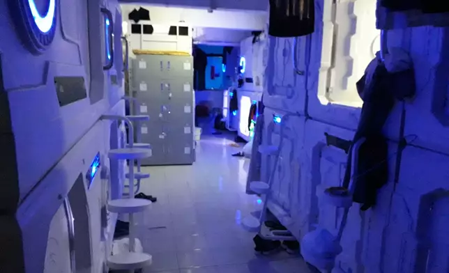 20個「太空艙」，分為上下兩層並排而列。