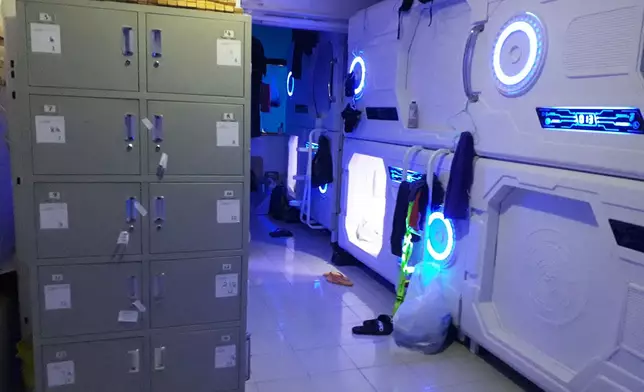 20個「太空艙」，分為上下兩層並排而列。