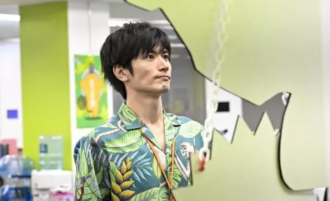 劇中三浦不時要穿上有馬騮圖案的戲服進行拍攝。