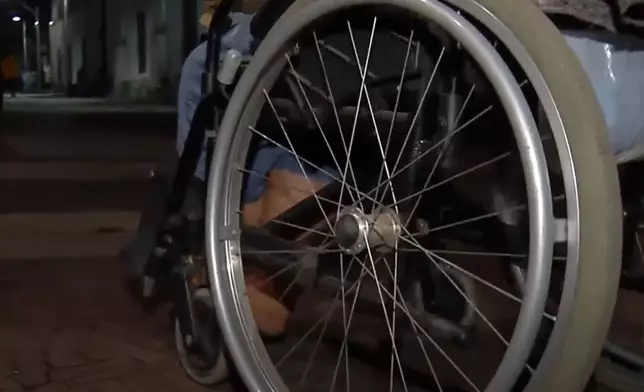 她用輪椅推着已死去多時的男事主到場，向職員要求領退休金。(網上圖片)