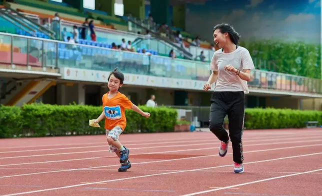 調查顯示，與朋友或父母一起做運動可提升小學生參與體育活動的興趣。
