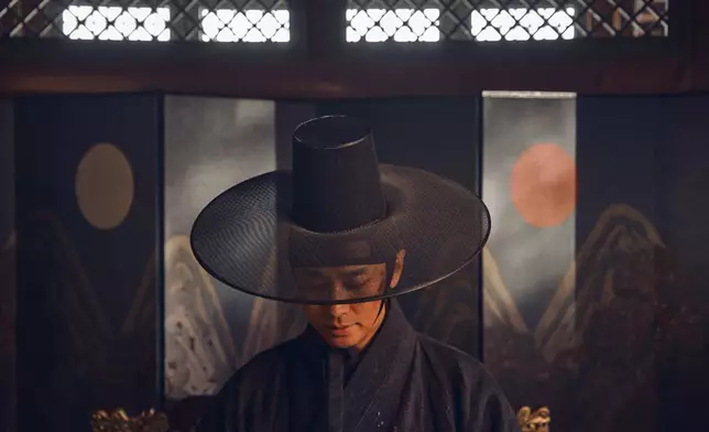 朱智勛在《屍戰朝鮮２》飾演年幼喪母的王世子，出色表現令他奪得最佳男演員獎項。 (網上圖片）