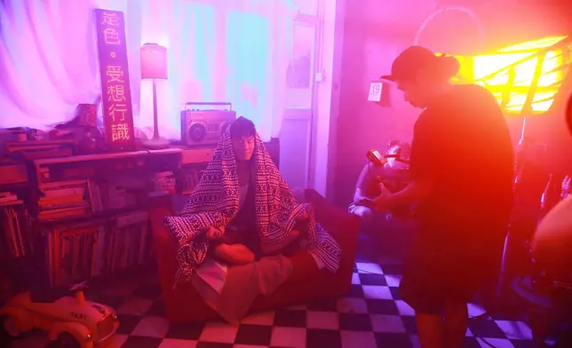 陳健安拍新歌《廢學》MV，Set了一個穿越時空的宮殿佈景。