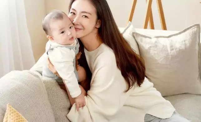 崔智友抱著BB拍廣告散發母愛（網上圖片）
