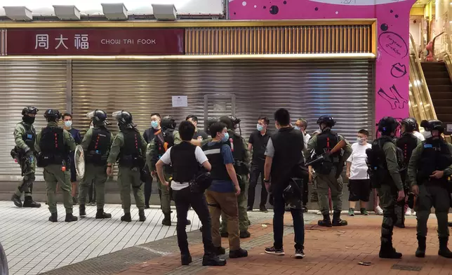 入夜後，警方繼續在銅鑼灣截查市民。