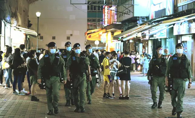 多名防暴警察於荃灣路德圍巡邏。