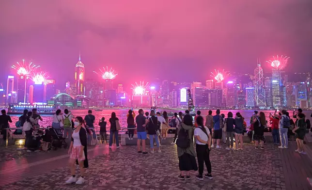 市民觀賞幻彩詠香江的煙火表演。