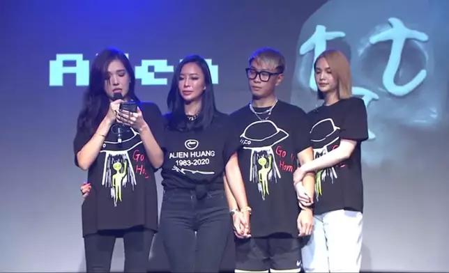 「華岡5人幫」中的許瑋甯代表發言。