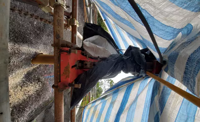 涉事泥釘機被黑膠袋遮蓋。