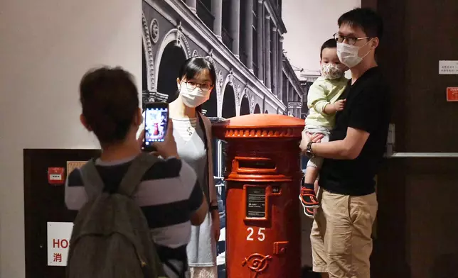 市民把握最後機會參觀「香港故事」常設展覽。