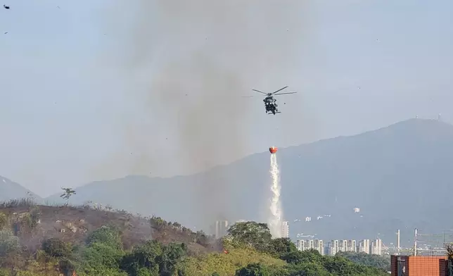 直升機到場灑水。網民Ka Man Chan圖片