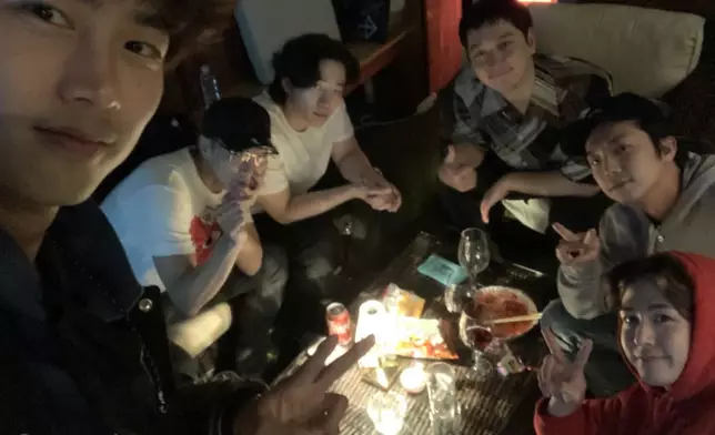 目前2PM只剩俊昊和燦盛在當兵，成員日前也分享了他們合體相聚的照片（玉澤演Twitter圖片）