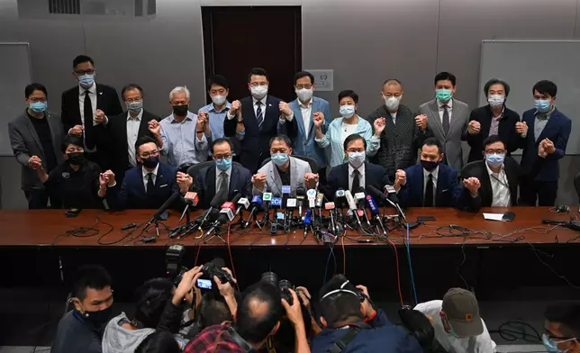 民主派議員總辭。