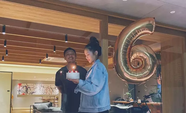 隔離期撞正生日，老婆王棠云只好捧着蛋糕隔窗和余文樂慶祝。