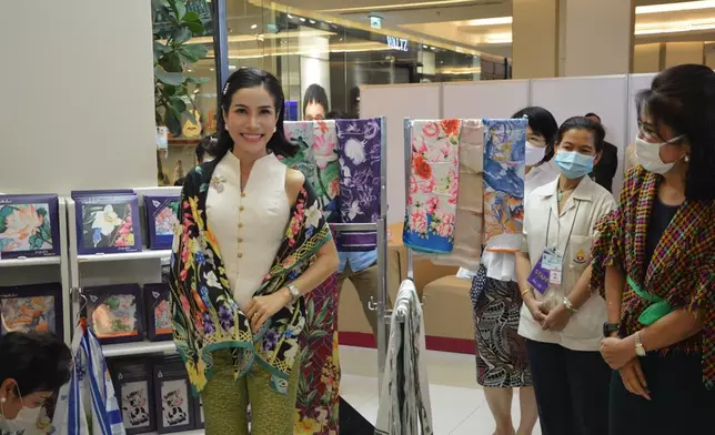 曾為泰王的廢妃詩妮娜在16日到曼谷一間百貨公司參觀及購物。Facebook saijaithai Market 圖片