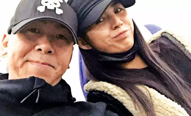 秀文去年跟前經理人Victor（仇耀斌）7年情玩完。