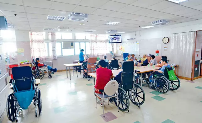 陸頌雄建議，政府可向失業人士提供培訓，讓他們加入上門照顧者行列，亦可到人手需求大的護老業工作。資料圖片