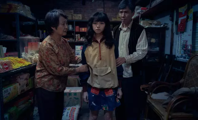 太保飾演貝貝的爺爺，以為將聾啞孫女送去特殊學校就係為佢好。