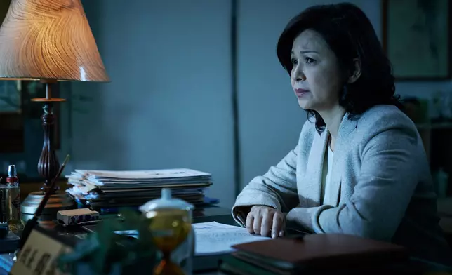 楊貴媚飾演特殊學校校長，知好多嘢但怕殺校乜都唔做。