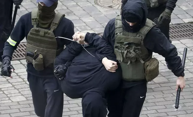 白俄當局仍然強力鎮壓，一口氣逮捕逾800人。AP圖片