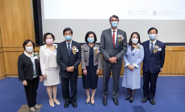 (左起) 朱振雄、鍾惠敏、傅立明、盧展民、姚嘉榕、郭桂梅，鄭金妹。