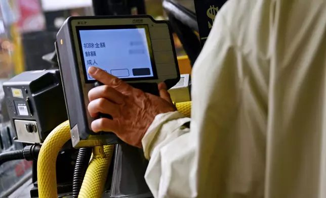 當局預計八達通未能上調儲值上限，加上使用者需要預留款項用作平日乘車，故只能作為「小額消費」的支付工具。資料圖片