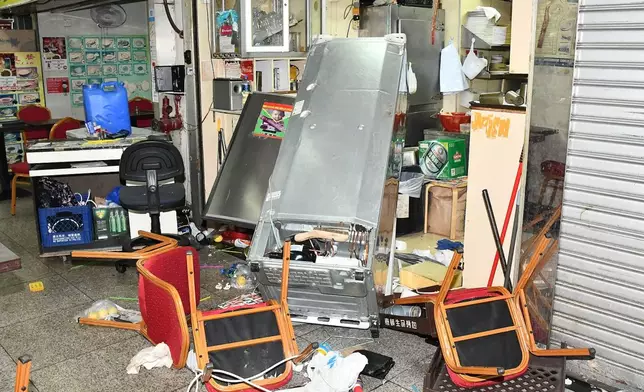 重慶大廈一間餐廳昨晚被7名非華裔男子刑毁。資料圖片