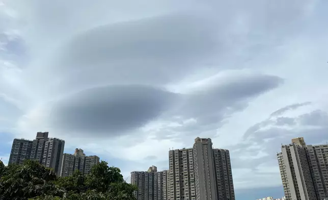 市民在沙田都見到飛碟雲。網民Akimoto Ayumu圖片