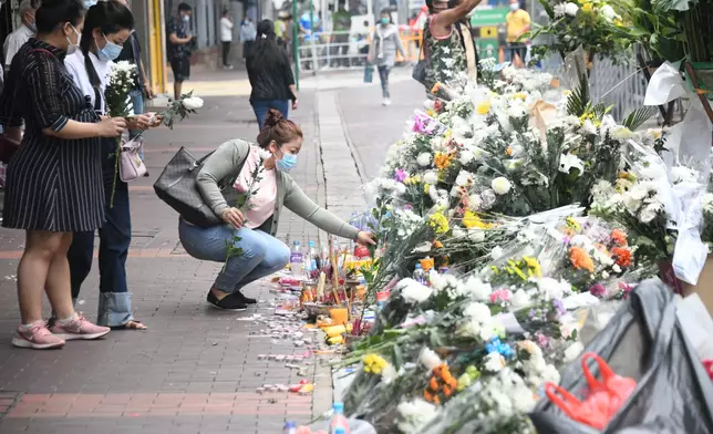 今早續有市民到場獻花。