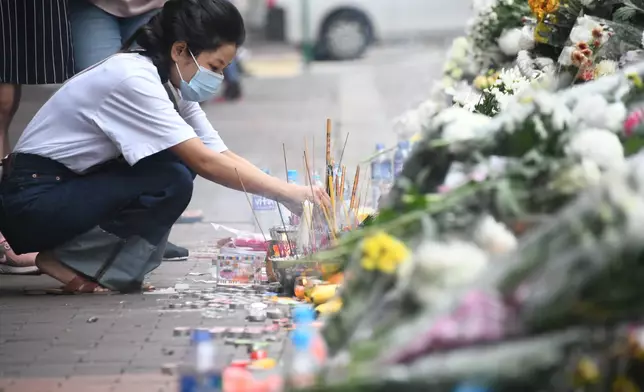 有市民點起香燭致祭。